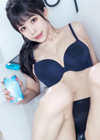她唇之下